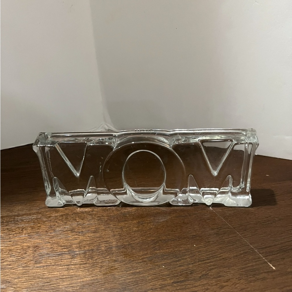 Vintage “MOM” Crystal Clear Glass Paperweight Exclusively for Avon 1983 - Picture 4 of 8